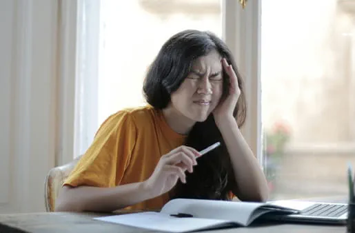 El sueño y el estrés, principales desencadenantes de migraña en adolescentes